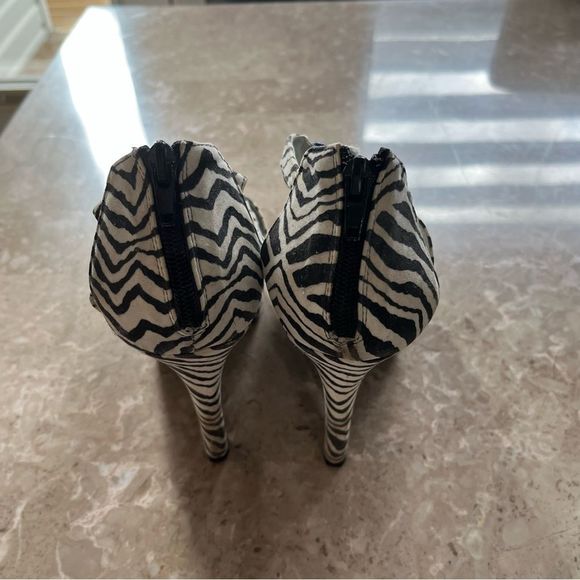 Qupid zebra print 5” heel zipper on back size 8 - Picture 8 of 12